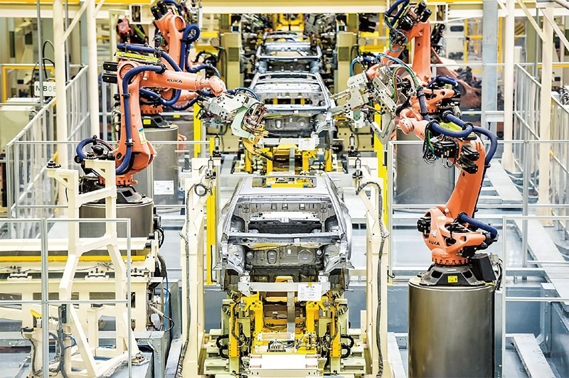 發(fā)展新能源汽車是我國從汽車大國邁向汽車強國的必由之路。2022年中國新能源汽車產(chǎn)銷分別實現(xiàn)705.8萬輛和688.7萬輛，連續(xù)8年位居世界第一。圖為廣汽埃安第一智造中心焊裝車間正在熱火朝天地生產(chǎn)。 廣汽埃安新能源汽車股份有限公司供圖