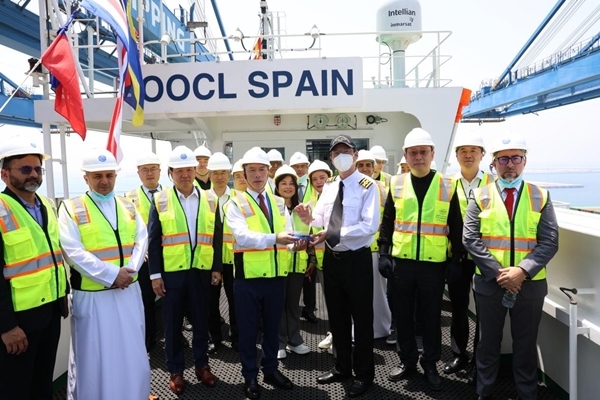圖為與會嘉賓參觀“東方西班牙”輪。中遠海運港口阿布扎比碼頭供圖