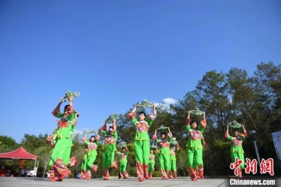 市民在跳廣場舞。 唐小晴 攝