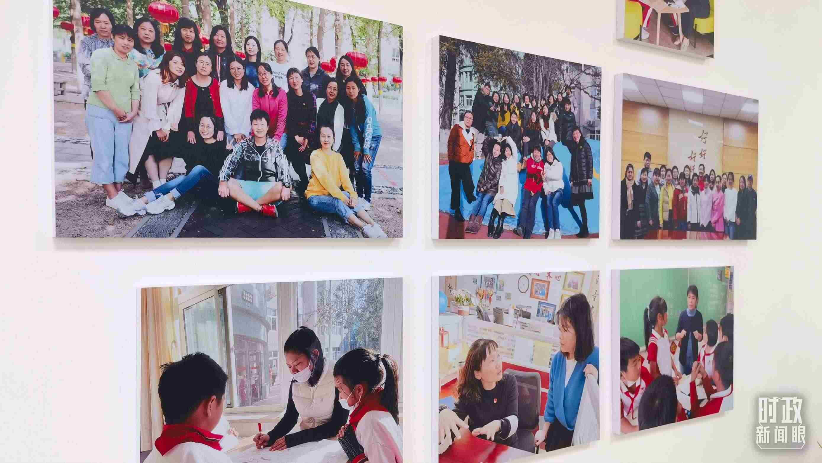 △五年級(jí)教師辦公室內(nèi)的合影展板。（總臺(tái)央視記者賈林拍攝）