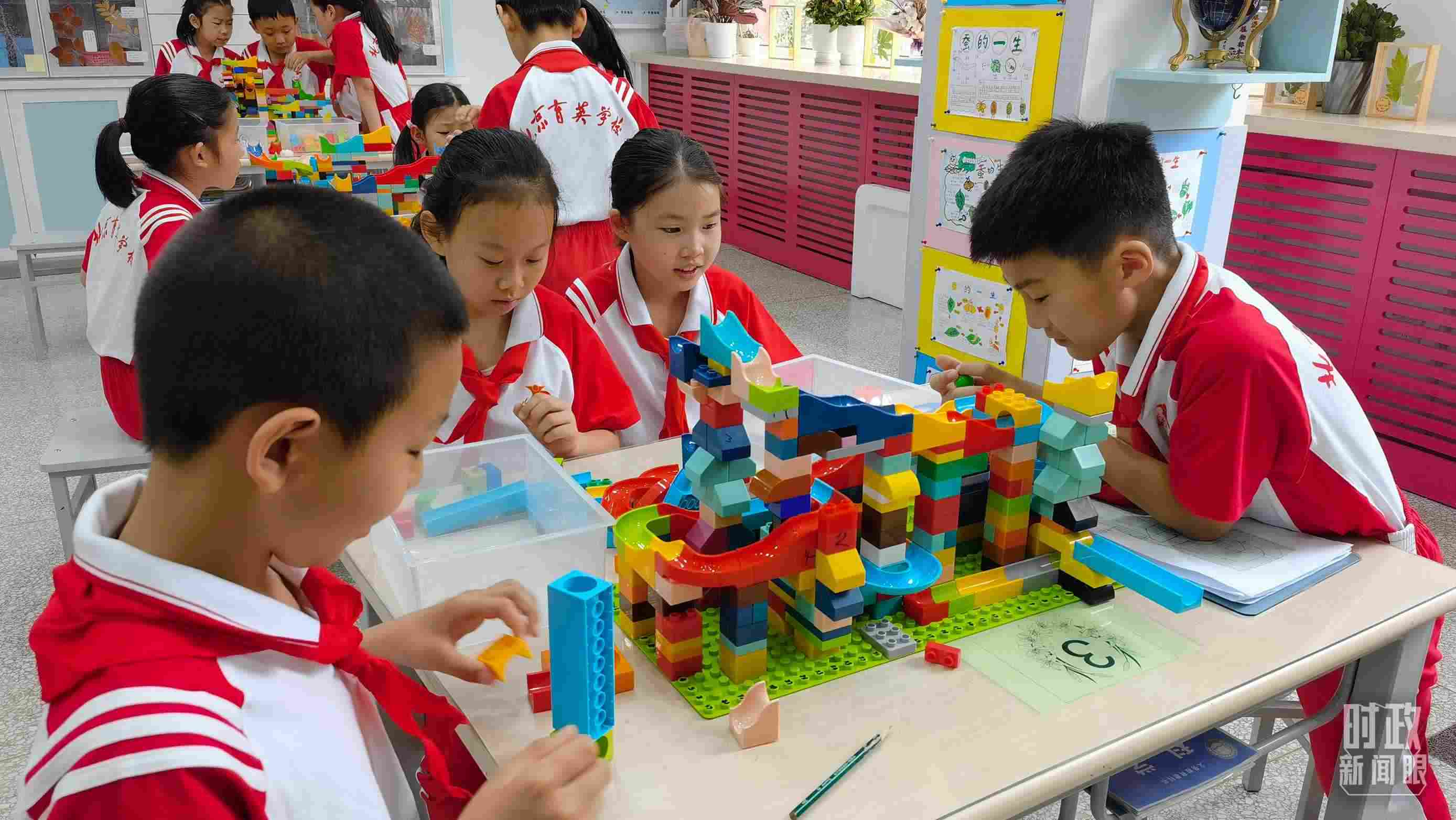 △正在搭建過山車模型的學(xué)生們。（總臺(tái)央視記者石丞拍攝）