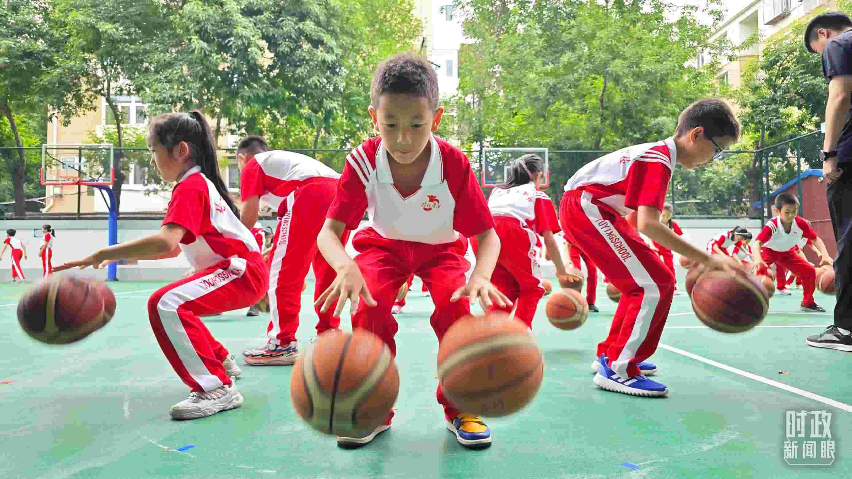 △學(xué)生正在打籃球。（總臺(tái)央視記者彭漢明拍攝）