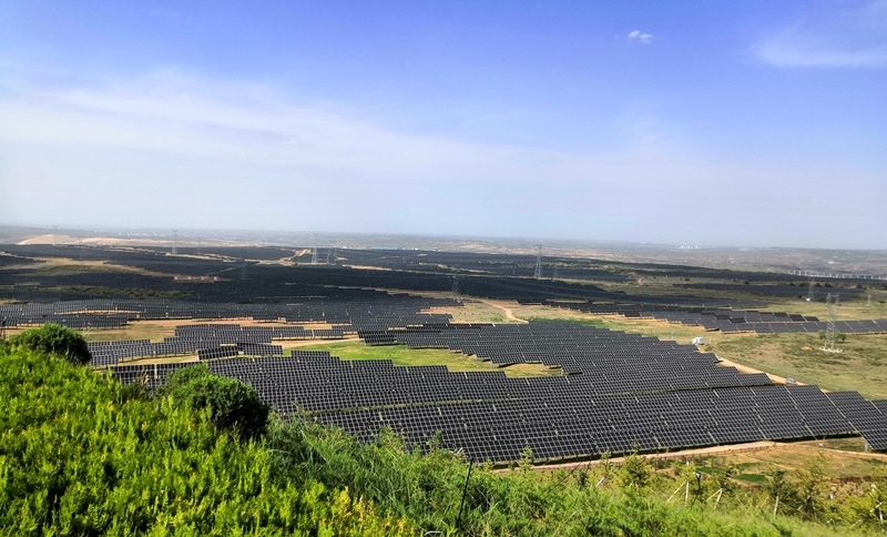 伊金霍洛旗天驕綠能50萬千瓦采煤沉陷區(qū)生態(tài)治理光伏發(fā)電示范項目一角。人民網(wǎng)記者 孫博洋攝