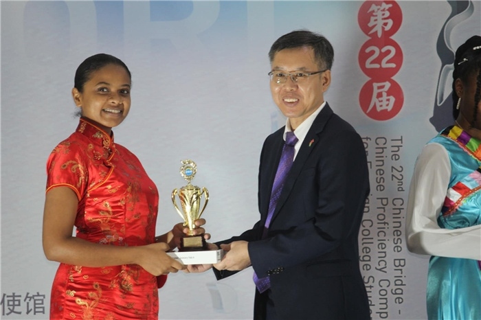 陳錫來參贊為獲獎選手頒發(fā)二等獎。圭亞那大學(xué)孔子學(xué)院供圖