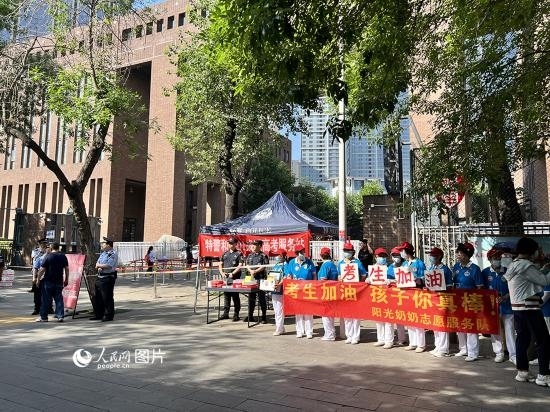 6月7日，天津市和平區(qū)新興街陽光奶奶志愿者連續(xù)16年為高考考生助力。人民網(wǎng)記者 張靜淇攝