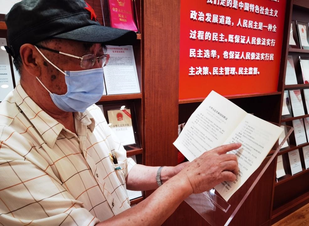 夏云龍給記者展示國歌法修改的內(nèi)容。人民網(wǎng)記者 唐小麗攝