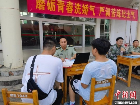 專武干部在講解相關(guān)政策。韋碩 攝