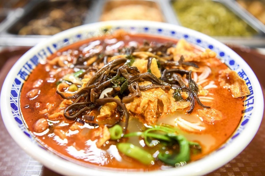 這是廣西柳州市街邊一家螺螄粉店制作的螺螄粉。新華社記者 曹祎銘 攝