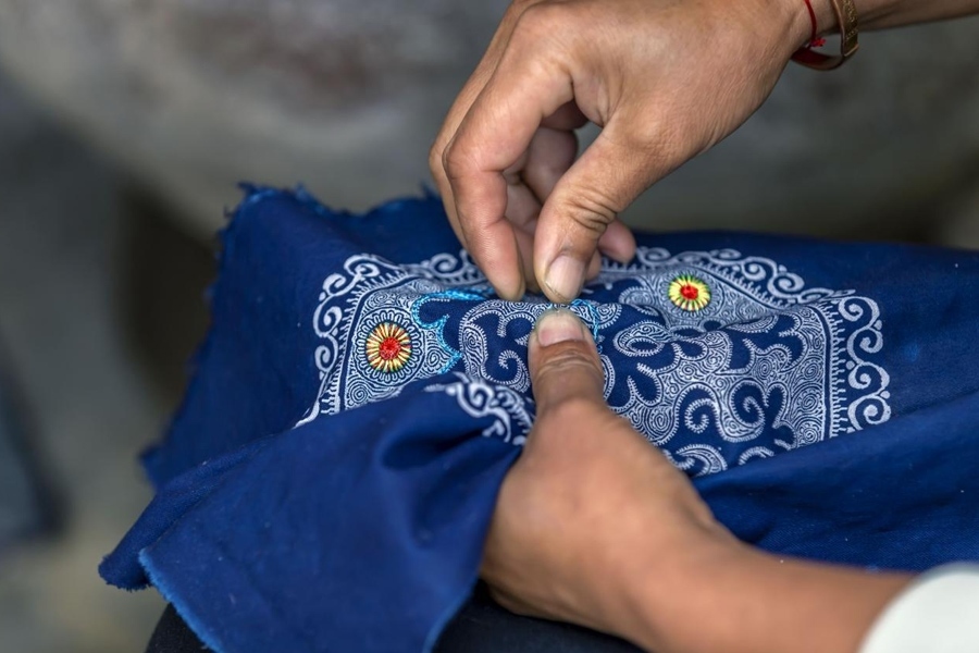 在貴州省黔西市新仁苗族鄉(xiāng)化屋村，村民在制作苗繡。新華社記者 范暉 攝