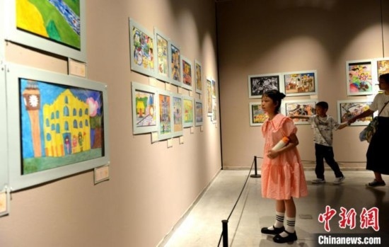 圖為家長帶著孩子參觀展覽。呂明 攝