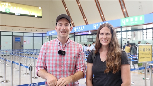 6月13日，來自美國的德拉古（Dragoo）夫婦將首次乘坐中老鐵路國際旅客列車從中國出境。李揚 攝