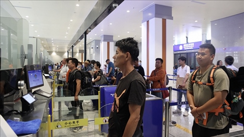 6月13日，乘坐中老鐵路國際旅客列車的旅客在磨憨邊檢大廳排隊候檢。李揚 攝