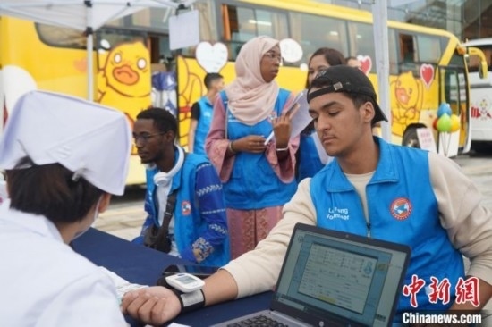 6月13日，在第20個(gè)世界獻(xiàn)血者日前夕，20名在贛留學(xué)生組團(tuán)前往血站獻(xiàn)血。吳迪 攝