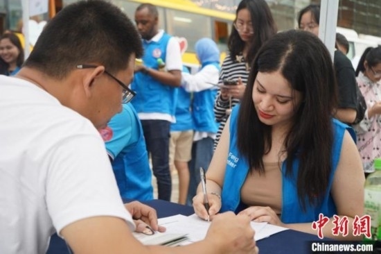 6月13日，在第20個(gè)世界獻(xiàn)血者日前夕，20名在贛留學(xué)生組團(tuán)前往血站獻(xiàn)血。吳迪 攝