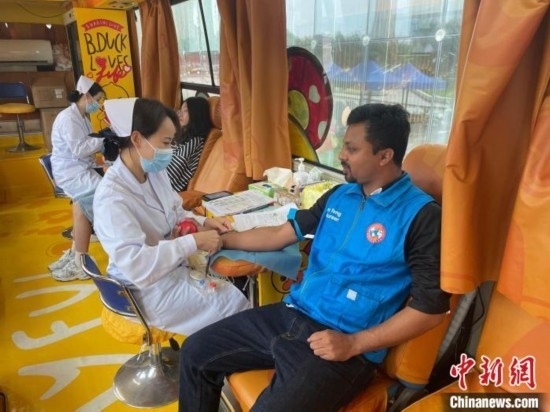 6月13日，在第20個(gè)世界獻(xiàn)血者日前夕，20名在贛留學(xué)生組團(tuán)前往血站獻(xiàn)血。吳迪 攝