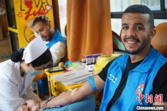 6月13日，在第20個(gè)世界獻(xiàn)血者日前夕，20名在贛留學(xué)生組團(tuán)前往血站獻(xiàn)血。吳迪 攝