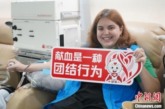 6月13日，在第20個(gè)世界獻(xiàn)血者日前夕，20名在贛留學(xué)生組團(tuán)前往血站獻(xiàn)血。吳迪 攝