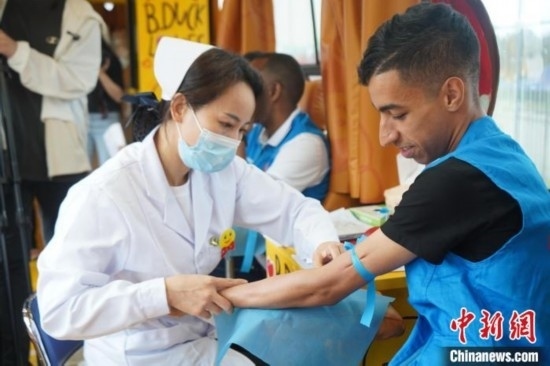 6月13日，在第20個(gè)世界獻(xiàn)血者日前夕，20名在贛留學(xué)生組團(tuán)前往血站獻(xiàn)血。吳迪 攝