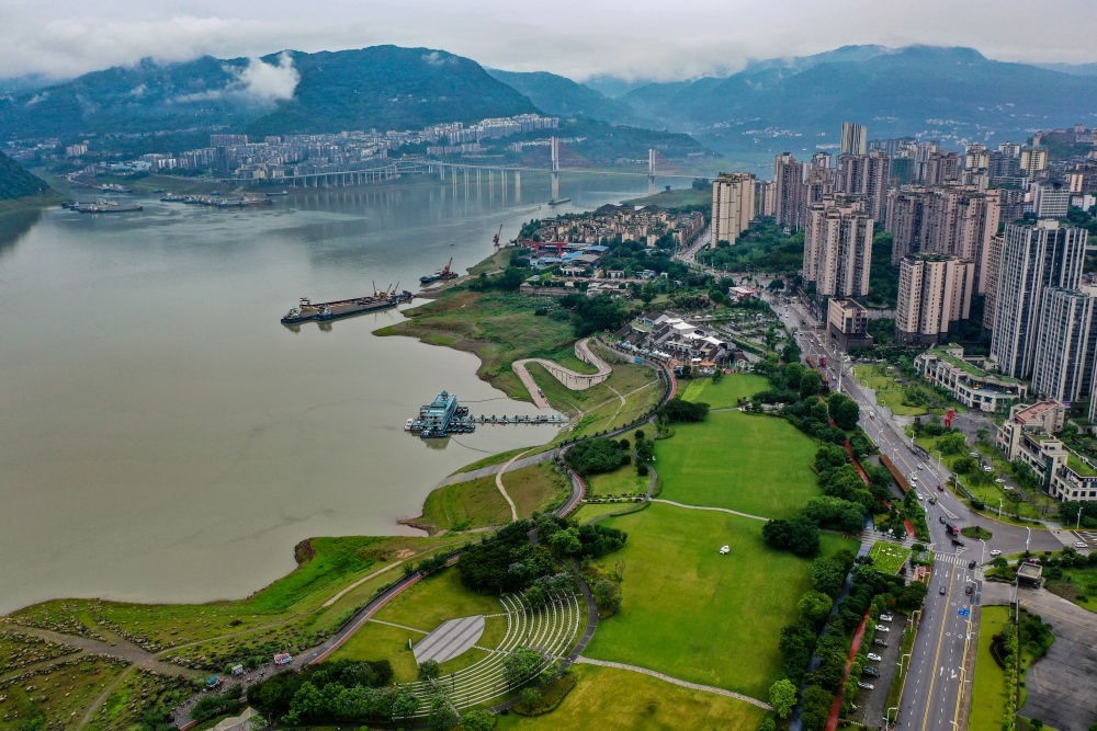這是2023年6月7日拍攝的位于重慶市云陽縣的云陽城區(qū)環(huán)湖綠道（無人機(jī)照片）。當(dāng)?shù)貙⑸鷳B(tài)治理與生態(tài)修復(fù)結(jié)合起來，兼顧城市旅游和運(yùn)動(dòng)休閑等功能需要，打造環(huán)縣城兩江四岸33公里綠道。新華社記者 唐奕 攝