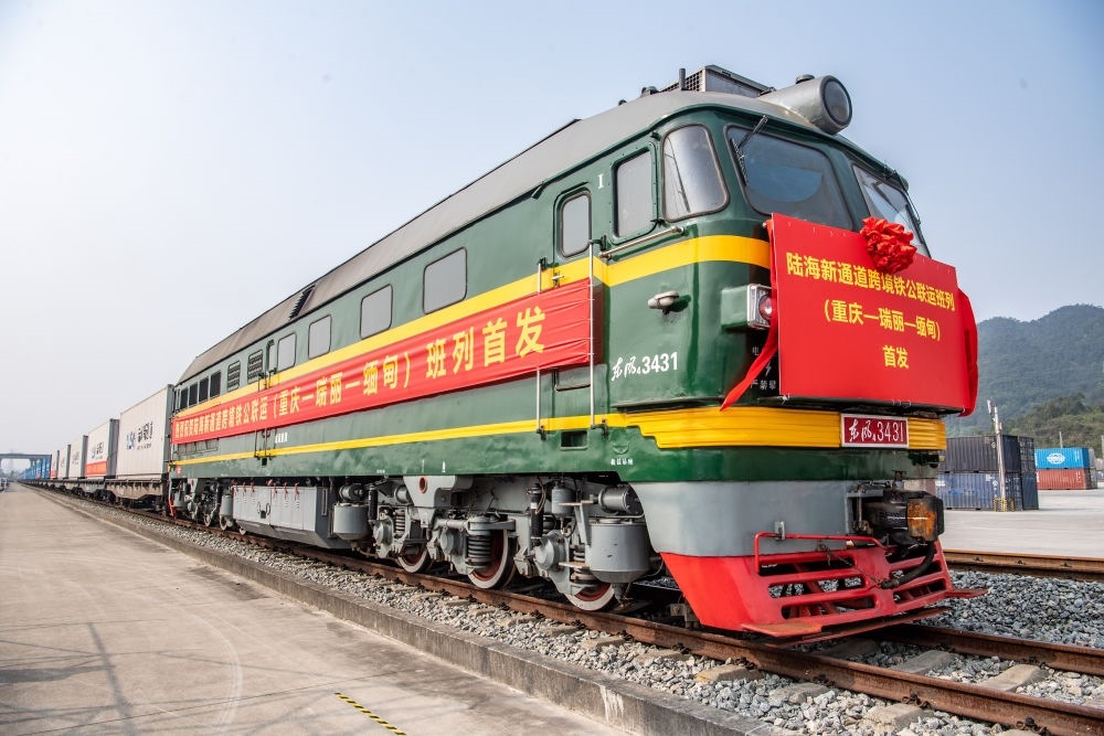 陸海新通道跨境鐵公聯(lián)運(yùn)班列（重慶—瑞麗—緬甸）首發(fā)班列在重慶江津小南埡鐵路物流中心等候發(fā)車（2023年4月3日攝）。新華社記者 唐奕 攝