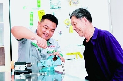 上流佳苑社區(qū)便民服務中心維修師傅李磊為社區(qū)居民提供服務。資料圖片