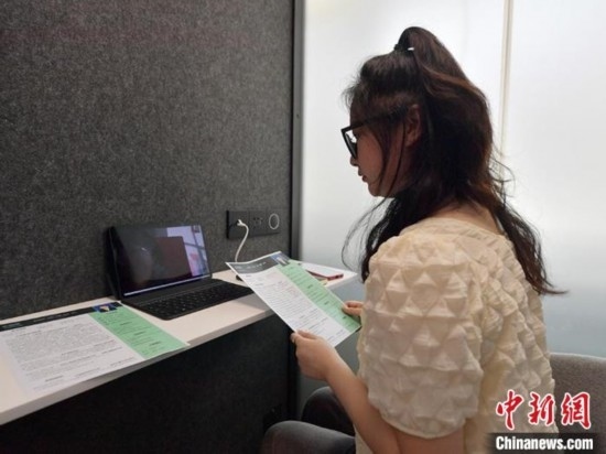 學(xué)生通過(guò)“云面試空間”進(jìn)行求職面試。劉棟 攝