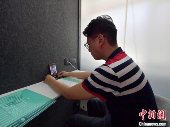 學(xué)生通過(guò)“云面試空間”進(jìn)行求職面試。劉棟 攝