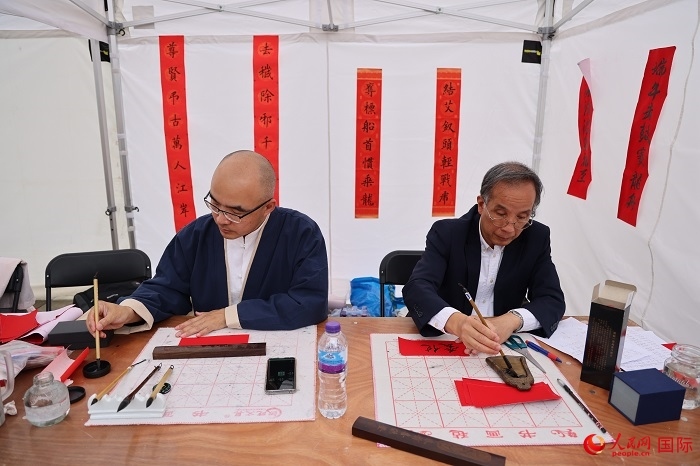 活動(dòng)現(xiàn)場(chǎng)的中國(guó)書(shū)法展示。人民網(wǎng)記者 邢雪攝