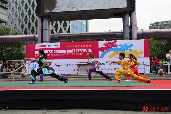 中華武術(shù)表演吸引了眾多英國(guó)觀眾。人民網(wǎng)記者 邢雪攝