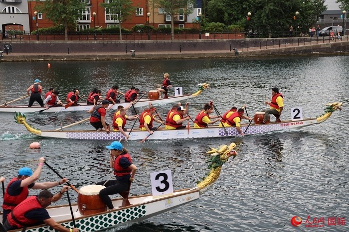2023全英中華端午龍舟會(huì)比賽現(xiàn)場(chǎng)，幾支隊(duì)伍你追我趕。人民網(wǎng)記者 邢雪攝