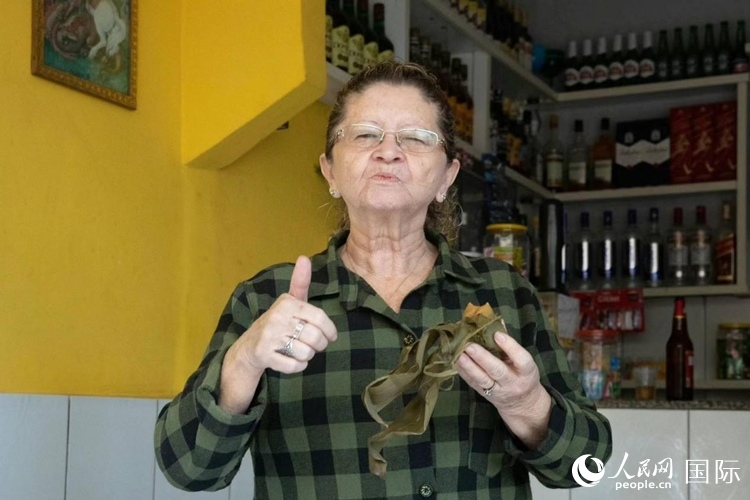 圣瑪塔社區(qū)居民品嘗粽子。王天聰攝