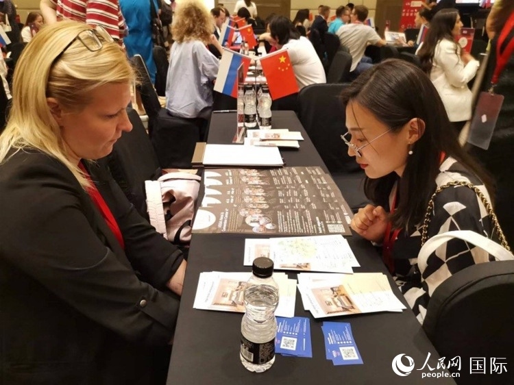 中俄旅游行業(yè)代表在北京路演活動現(xiàn)場面對面溝通。人民網(wǎng)記者 楊倩攝