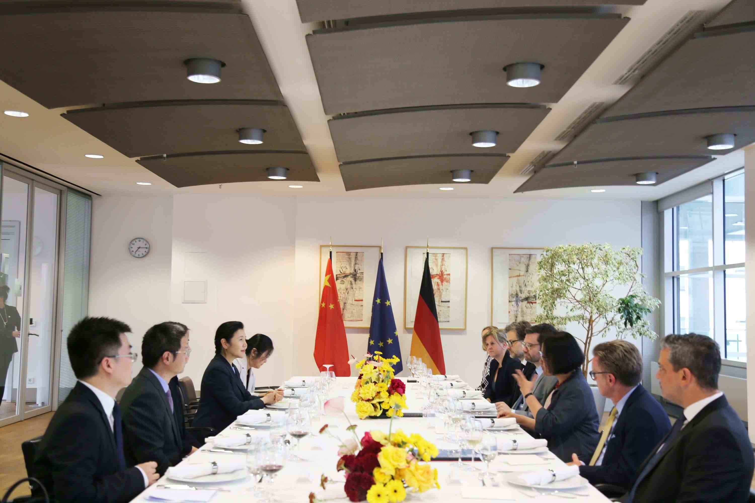 司法部長賀榮與德國聯邦司法部長布施曼舉行會談。