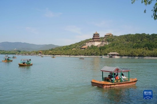 6月22日，游人在北京頤和園乘坐游船。新華社記者 任超 攝