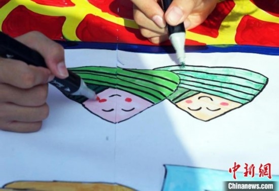 圖為長卷繪畫現(xiàn)場。 興業(yè)縣融媒體中心供圖