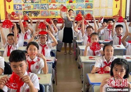 圖為學(xué)生們展示剪紙作品。 興業(yè)縣融媒體中心供圖