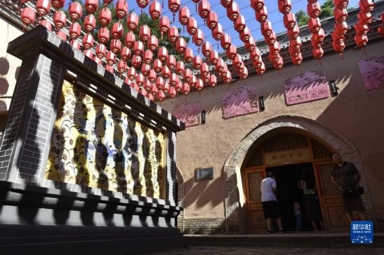 6月23日，游人在三門峽市陜州地坑院景區(qū)內(nèi)游覽。