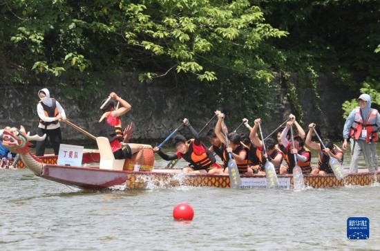 6月23日，在江蘇省宜興市舉行的龍舟競渡賽中，參賽選手們奮力拼搏。