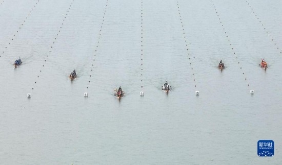 6月23日，在江蘇省泰州市水上運動訓(xùn)練基地，人們參加龍舟比賽（無人機照片）。