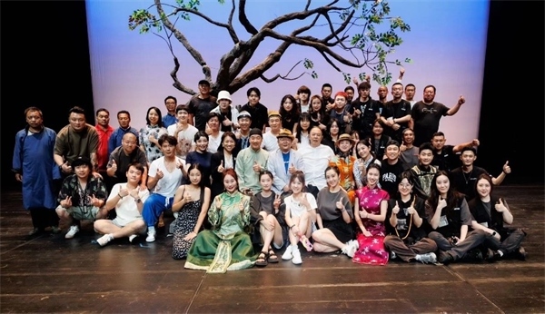 《斷金》百場(chǎng)演職人員合影。龍馬社供圖