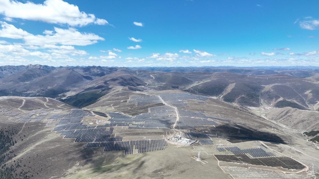 航拍雅礱江柯拉一期光伏電站。受訪者供圖