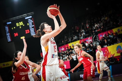 中國女籃隊員韓旭籃下進(jìn)攻。圖片來源：國際籃聯(lián)