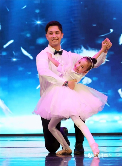 父女共舞“愛的華爾茲”。人民網(wǎng)記者 管克江攝