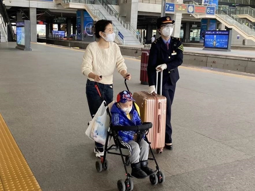 鄭海珠在站臺(tái)上引導(dǎo)旅客乘車。南昌鐵路供圖