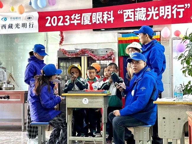 華廈眼科醫(yī)務(wù)人員對當(dāng)?shù)厣倌陜和M(jìn)行近視、弱視、斜視篩查。人民網(wǎng)記者 李棟攝