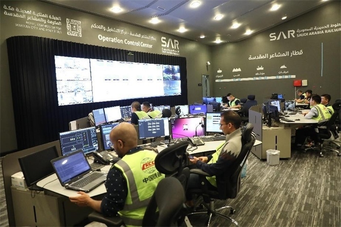 中外工作人員在控制室工作。中國鐵建供圖