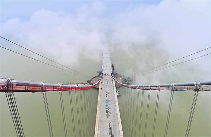 從270米高塔俯瞰深中通道伶仃洋大橋施工現(xiàn)場。（中交集團供圖）