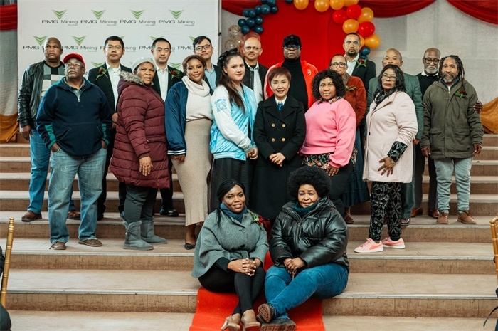 PMG礦業(yè)公司股東和管理團(tuán)隊(duì)和演講嘉賓合影。（圖片來源：廣西大錳南非PMG礦業(yè)有限公司）