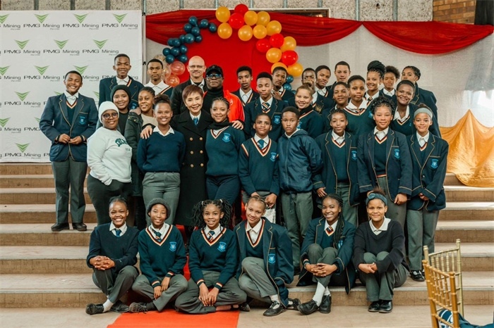 Blinkklip高中的學(xué)生們。（圖片來源：廣西大錳南非PMG礦業(yè)有限公司）