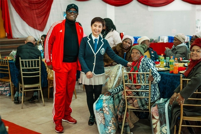 Micheal Mohala中將、黃琳與社區(qū)老人合影。（圖片來源：廣西大錳南非PMG礦業(yè)有限公司）